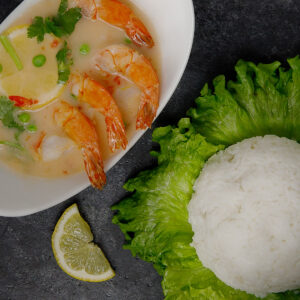 Crevettes au lait de coco avec rondelle de citron et petit pois