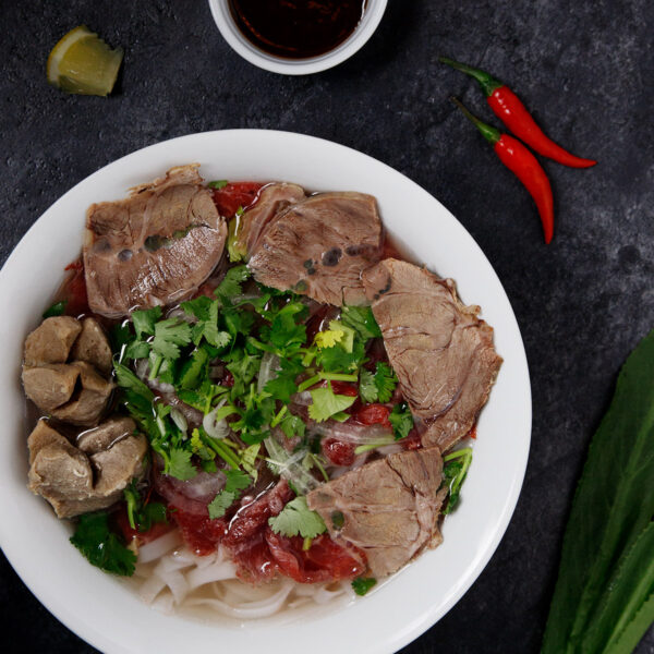 Soupe Pho Spéciale au boeuf saignant, cuit, boulettes de boeuf